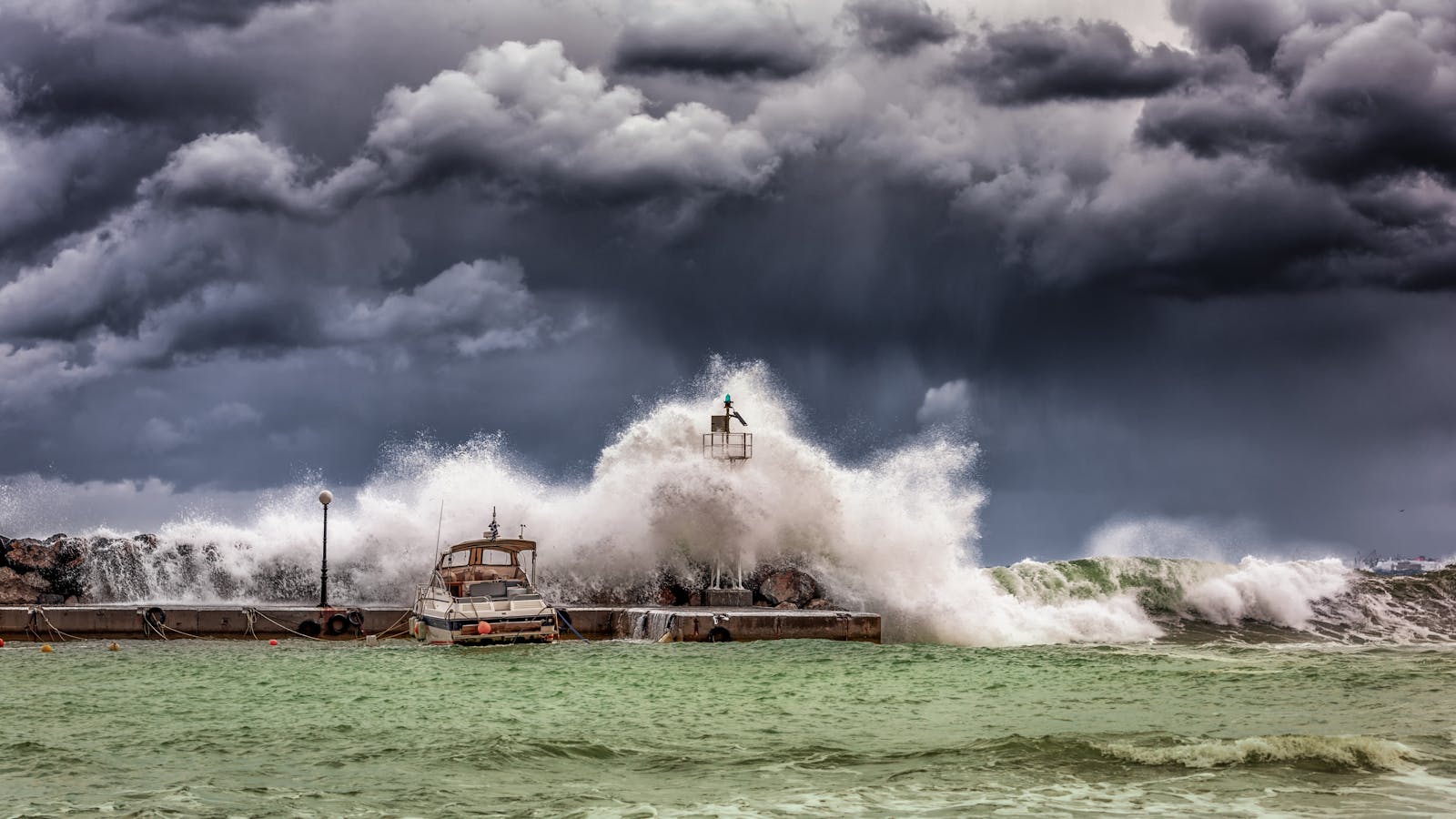 Big Waves Under Cloudy Sky, hurricane